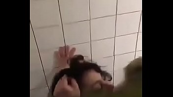 Молодчик выполняет массаж невероятной бабуле и натягивает ее на хуй